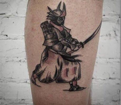 mẫu tattoo Samurai mini độc đáo ở bắp chân