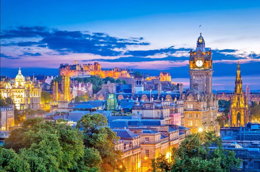 Edinburgh cổ kính được đông đảo du khách yêu thích mỗi khi ghé thăm Scotland