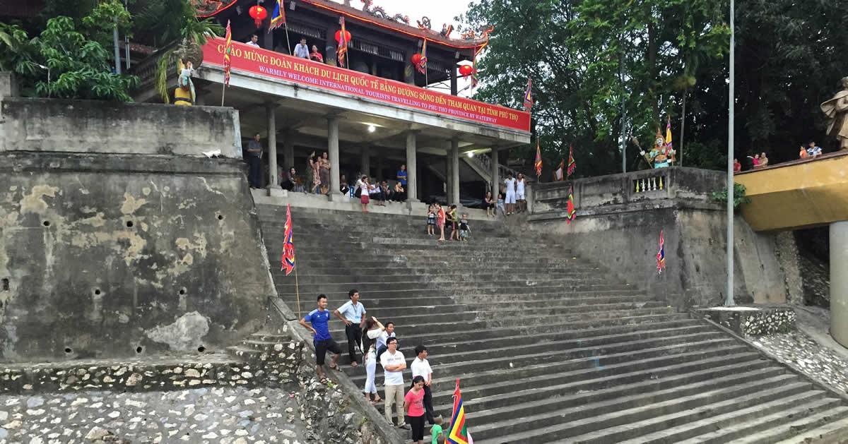 A warm welcome for tourists at Viet Tri