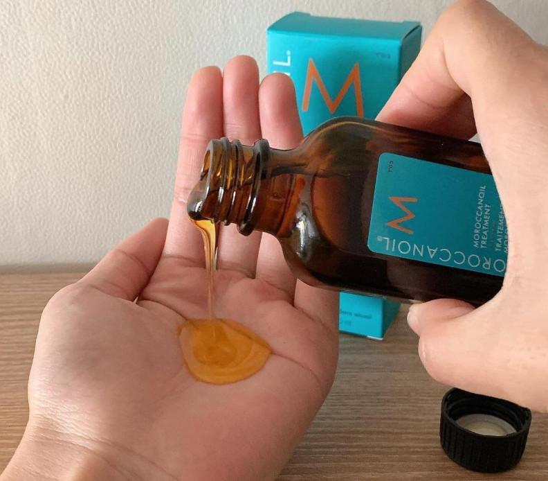 Tinh dầu Moroccanoil màu vàng, đặc sệt không bị lỏng và có rất ít bọt.