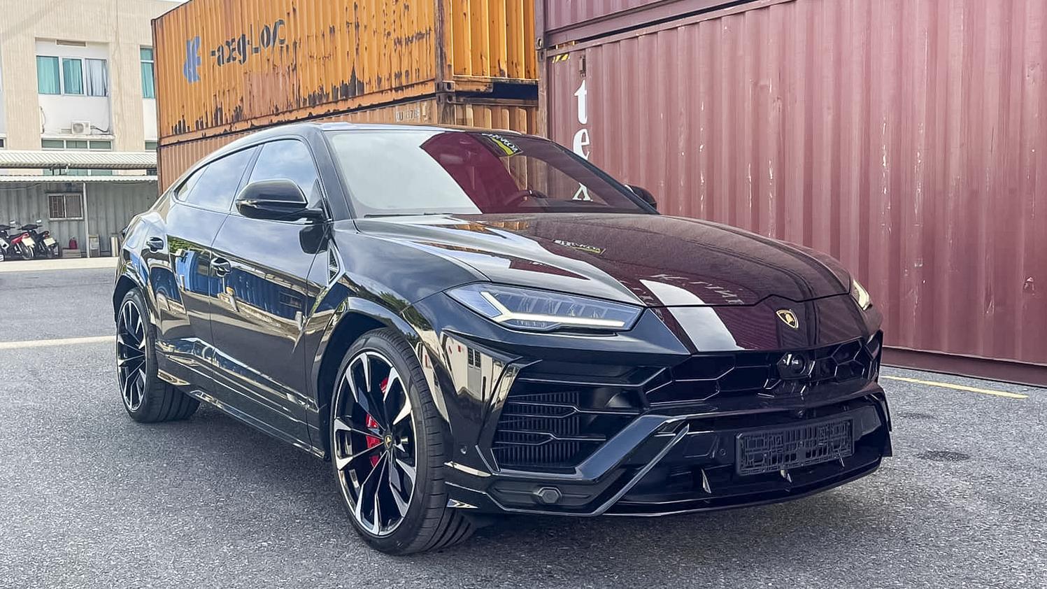 Lamborghini Urus 2022 về Việt Nam, ngoại thất đen nội thất đỏ mâm 23 inch lamborghini-urus-9.jpg