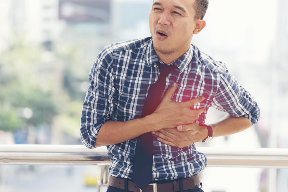 Đau thắt ngực thường xảy ra ở vị trí bên trái ngực, gần tim hoặc vùng giữa ngực.
