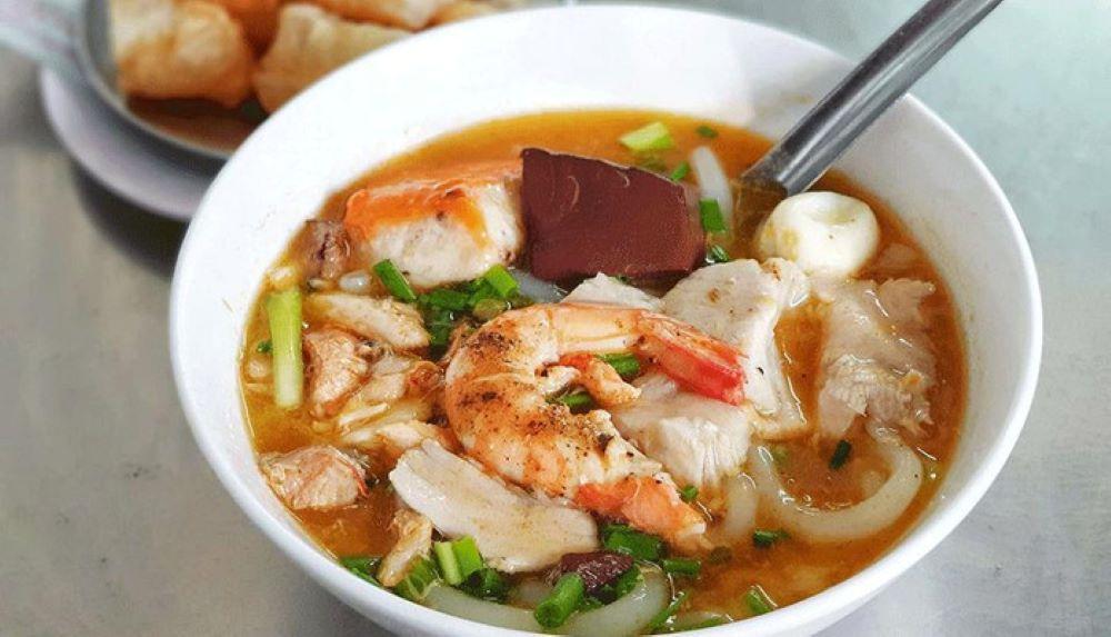Quán bánh canh cua 87 Trần Khắc Chân quận 1 được yêu thích nhờ nước dùng đậm đà