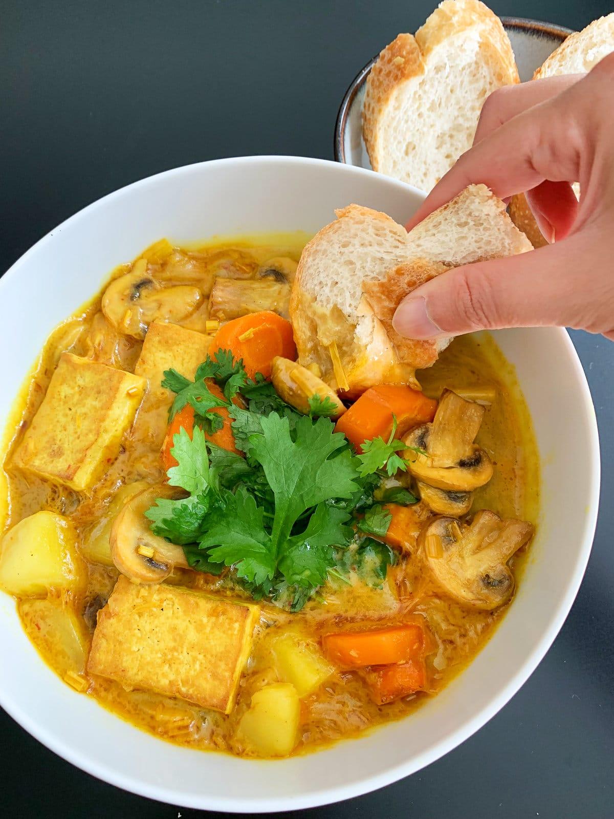 Vegan Vietnamese Curry with crispy baguette