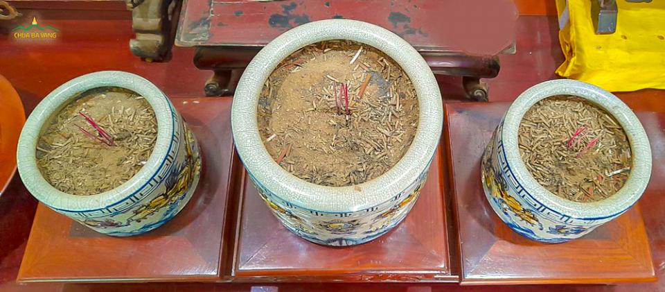 Bát hương được tỉa chân nhang thường xuyên sẽ giúp ban thờ được sạch sẽ, trang nghiêm
