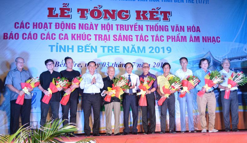 Lãnh đạo tỉnh và Sở Văn hóa, Thể thao và Du lịch tặng hoa cảm ơn các nhạc sĩ.