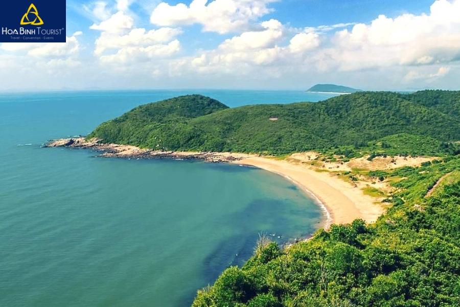 Bờ biển Ngọc Vừng có bờ cát trắng trải dài