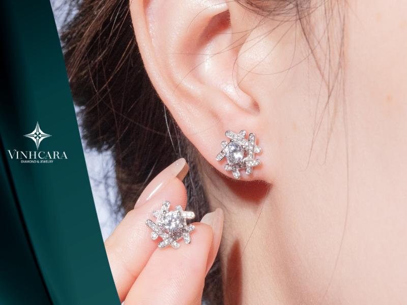 Hình ảnh mẫu bông tai hột xoàn 3 ly 6, tỏa sáng với thiết kế sang trọng, là lựa chọn yêu thích của nhiều quý cô.
