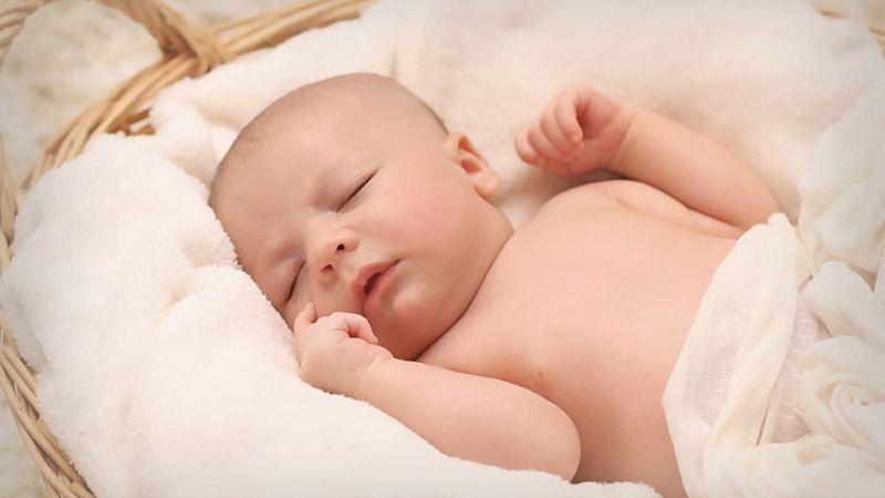 Tại sao bé vò đầu bứt tai khi ngủ? Cách xử lý như thế nào? 1