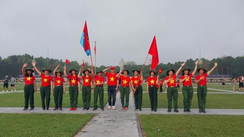 Người dân Nghệ An đổ về Quảng trường Hồ Chí Minh trong sáng 30/4 ảnh 1