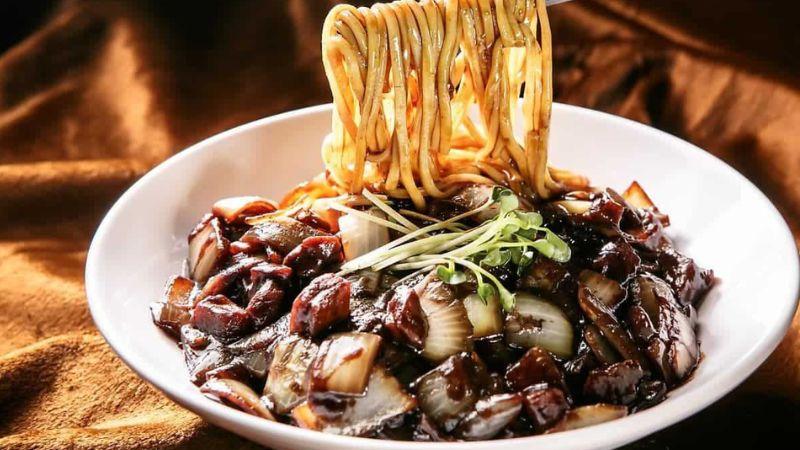 1 tô mì tương đen Hàn Quốc chứa khoảng 462kcal