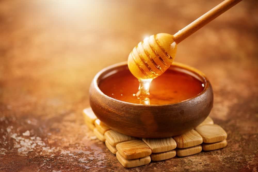 làm trắng da mặt bằng mật ong