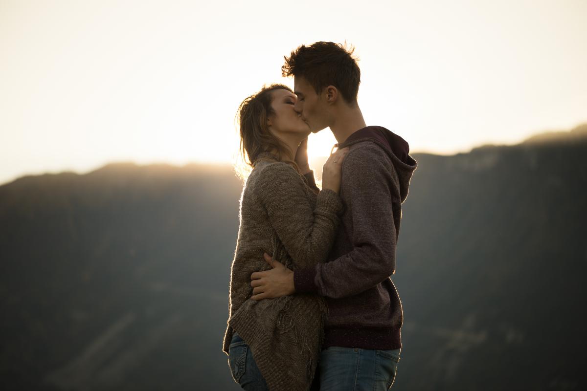 Hôn môi sâu: Nụ hôn kiểu Pháp (french kiss)