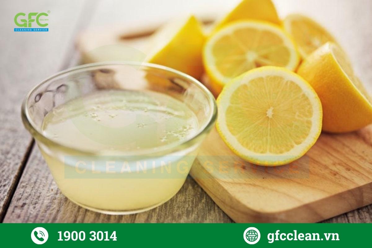 Hỗn hợp nước cốt chanh và nước lọc có thể khử mùi nước tiểu chó mèo hiệu quả