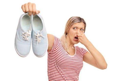 Bệnh hôi chân gây bốc mùi khó chịu