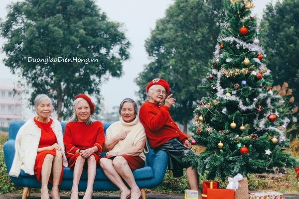 Các cụ ở viện dưỡng lão lên đồ đón Noel “Đời có bao lâu, vui cái đã”