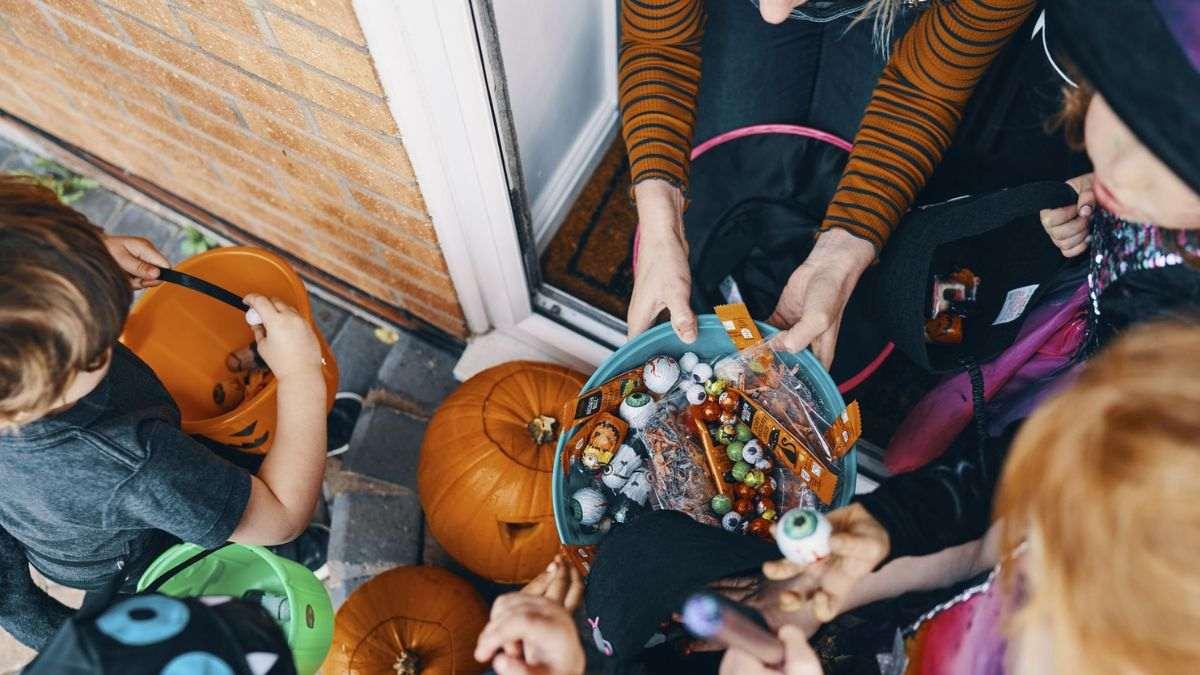 trick or treat là gì? Trick or Treat là một trò chơi truyền thống của trẻ em vào đêm Halloween.