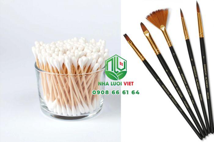 Sử dụng cọ nhỏ hoặc tăm bông để thụ phấn cho dưa chuột